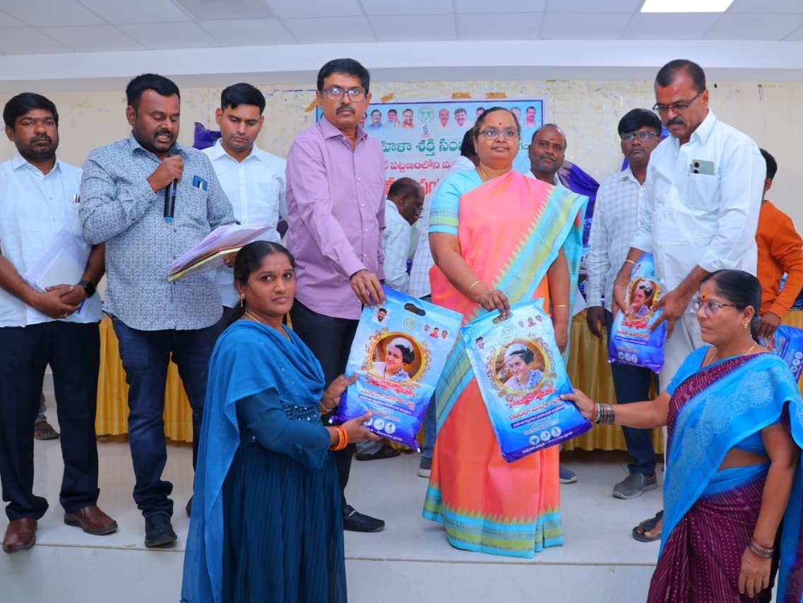 ఇందిరా మహిళా శక్తి సంబరాలు.. చీరల పంపిణీ