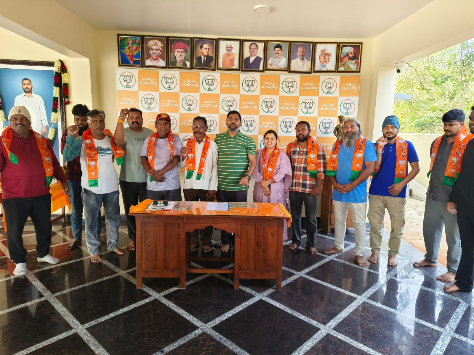 బీజేపీలో చేరిన వివిధ పార్టీల నాయకులు