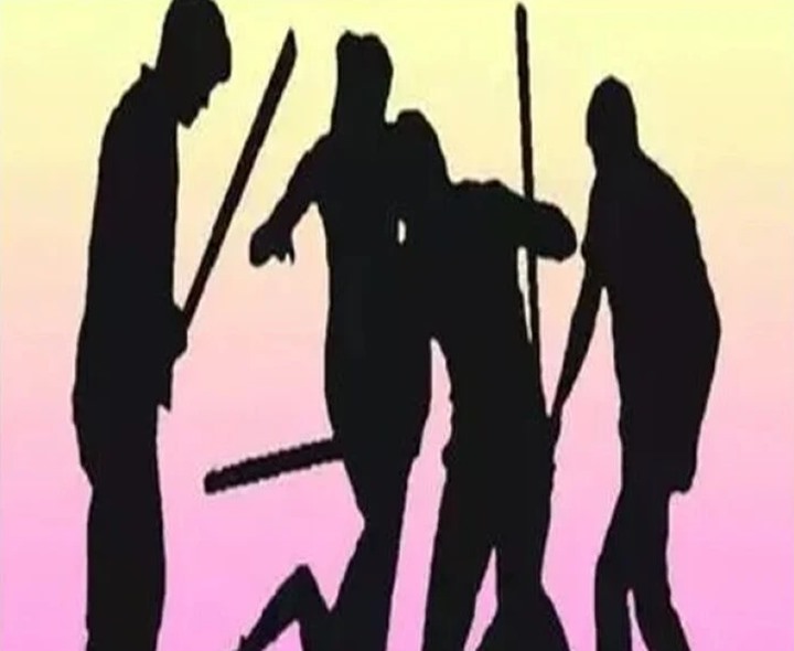 దారుణం.. 20 మంది కలిసి ముగ్గురిపై దాడి