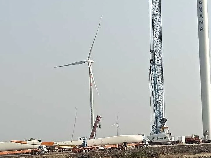 పొలాల్లో గాలి మరలు.. పనులు వేగవంతం