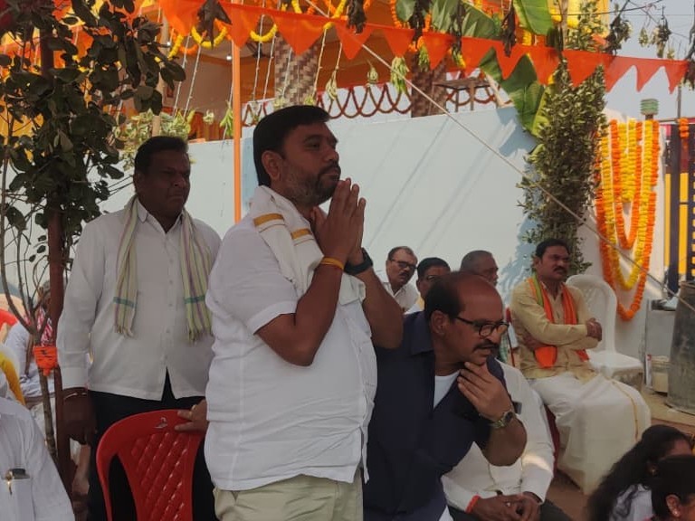 అభయాంజనేయ స్వామి విగ్రహ ప్రతిష్టాపనలో పాల్గొన్న MLA