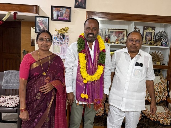 మున్సిపల్ ఛైర్మన్‌ను సన్మానించిన మాజీ వైస్ ఛైర్మన్