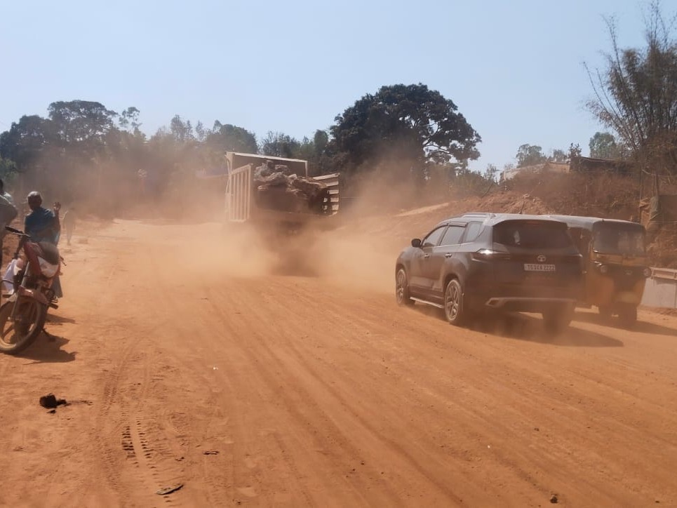 హైవేపై నిర్మాణ పనులు.. దుమ్ముతో ఇక్కట్లు