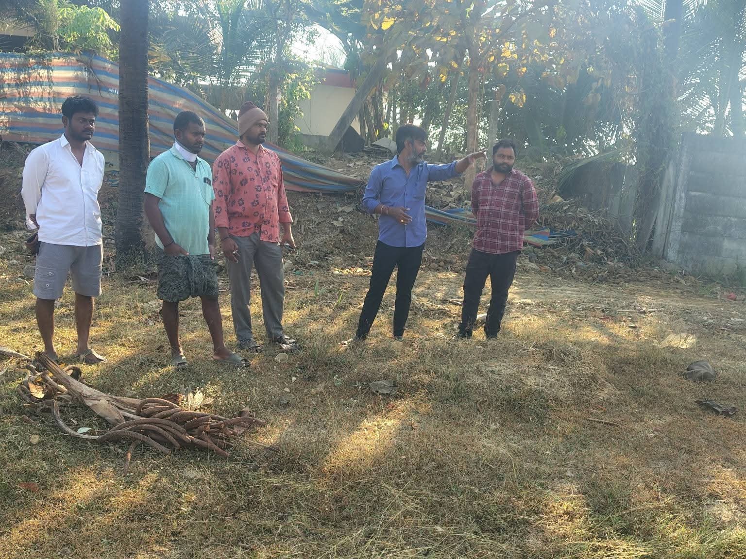 స్మశాన వాటిక అభివృద్ధి పనుల పరిశీలన