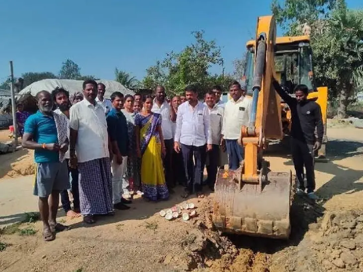 కామారంలో సీసీ రోడ్డు, డ్రైనేజీ పనులు ప్రారంభం