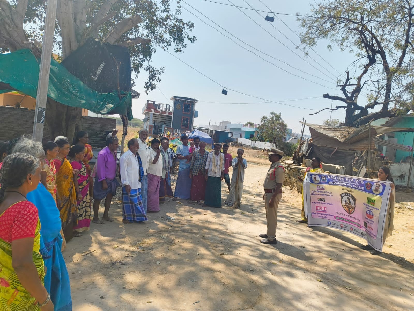 సైబర్ నేరగాల పట్ల జాగ్రత్తగా ఉండాలి: ఎస్సై