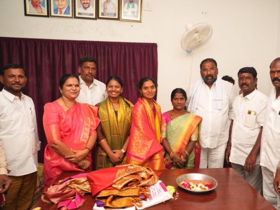 నూతన ఛైర్ పర్సన్‌లను సన్మానించిన మంత్రి