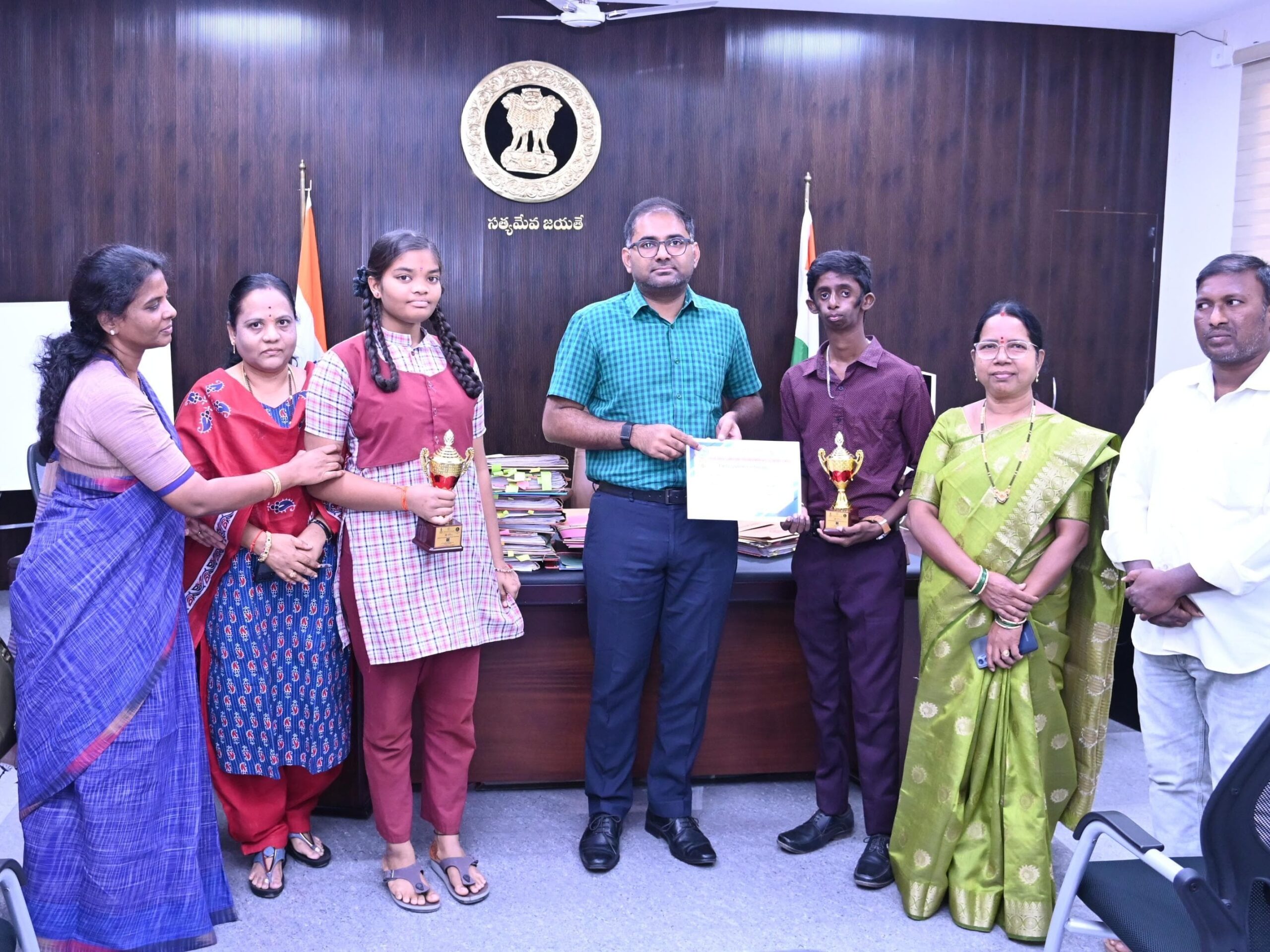 విద్యార్థులను అభినందించిన కలెక్టర్