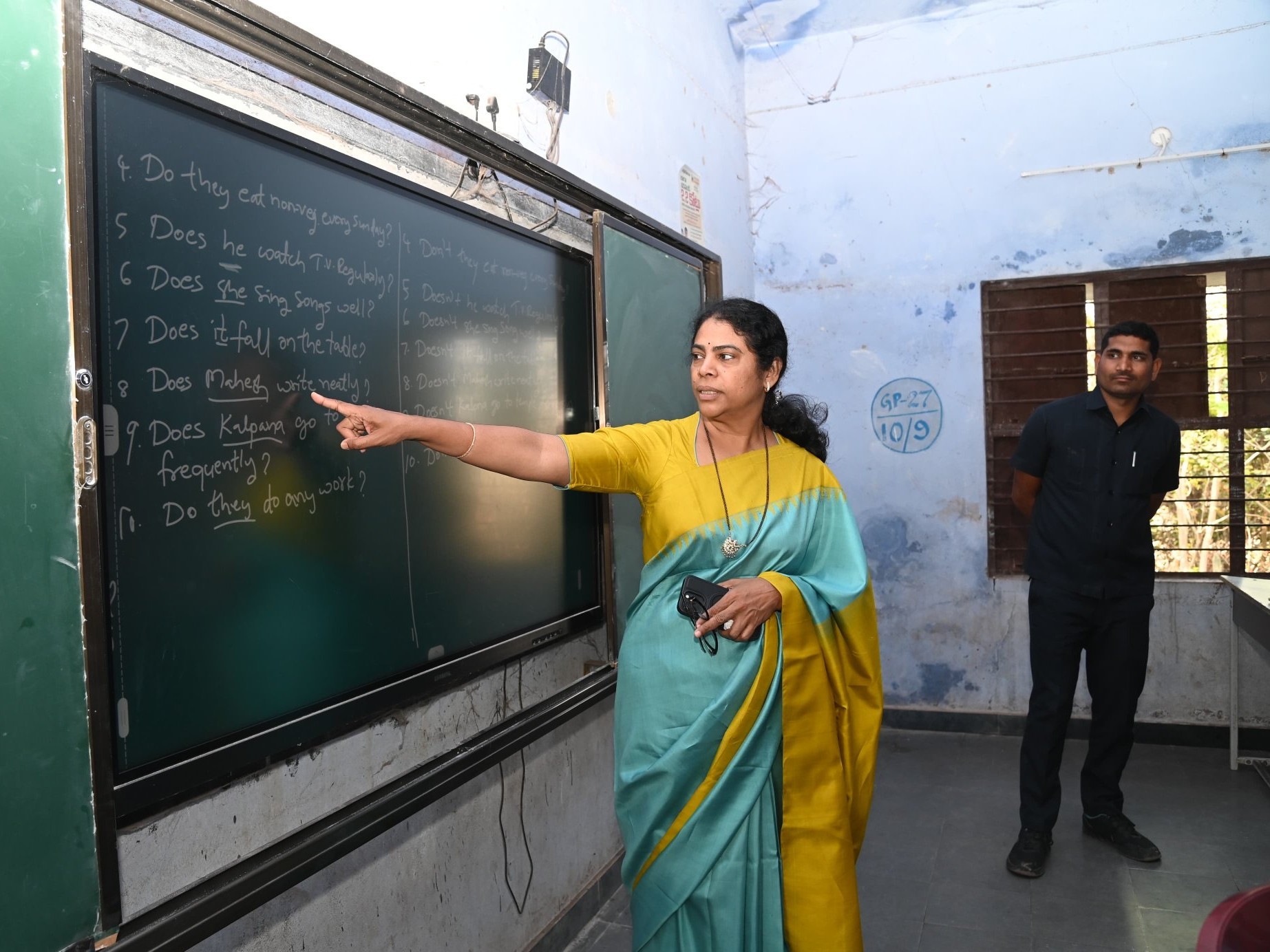 విద్యార్థులకు పాఠాలు బోధించిన కలెక్టర్