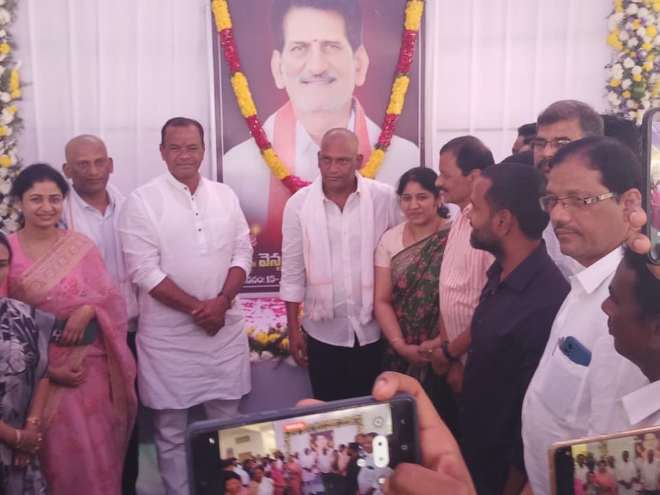 వెన్నం రాఘవేందర్ రెడ్డికి మంత్రి కోమటిరెడ్డి నివాళి
