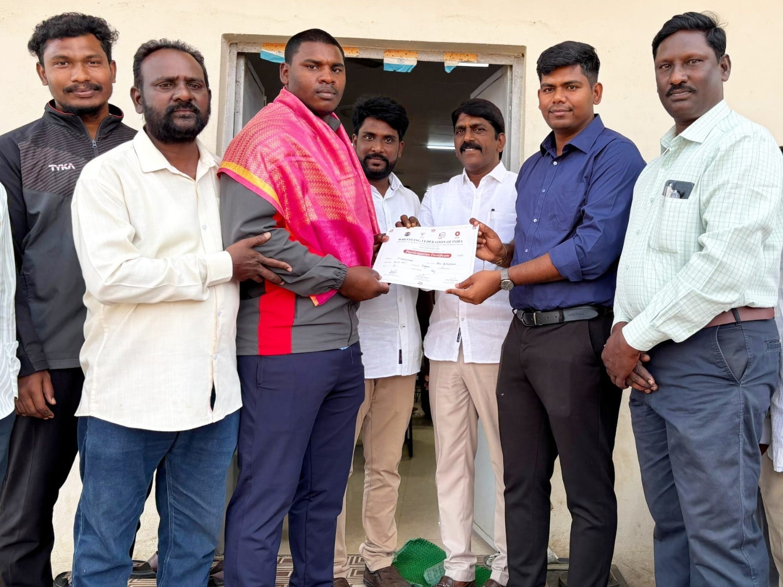 రెజ్లింగ్ క్రీడాకారుడిని అభినందించిన పీవో