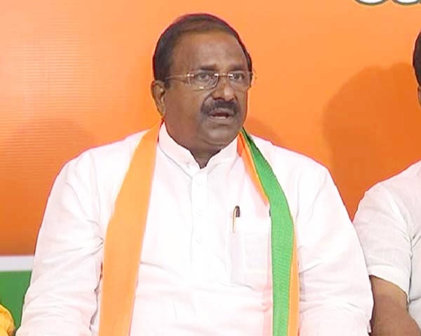 వైసీపీ నేతలకు భయం, భక్తి లేవు: సోము వీర్రాజు