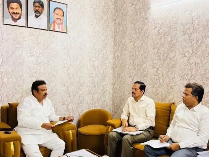 ఇందిరమ్మ ఇళ్ల నిర్మాణంపై అధికారులతో ఎమ్మెల్యే సమీక్ష