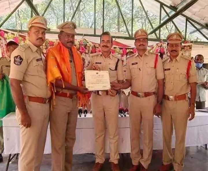 కోడూరు అధికారులకు ప్రశంసా పత్రాలు అందజేత