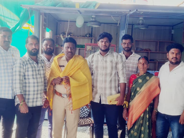 యువత స్వయంకృషితో ఎదగాలి: ఎస్సై