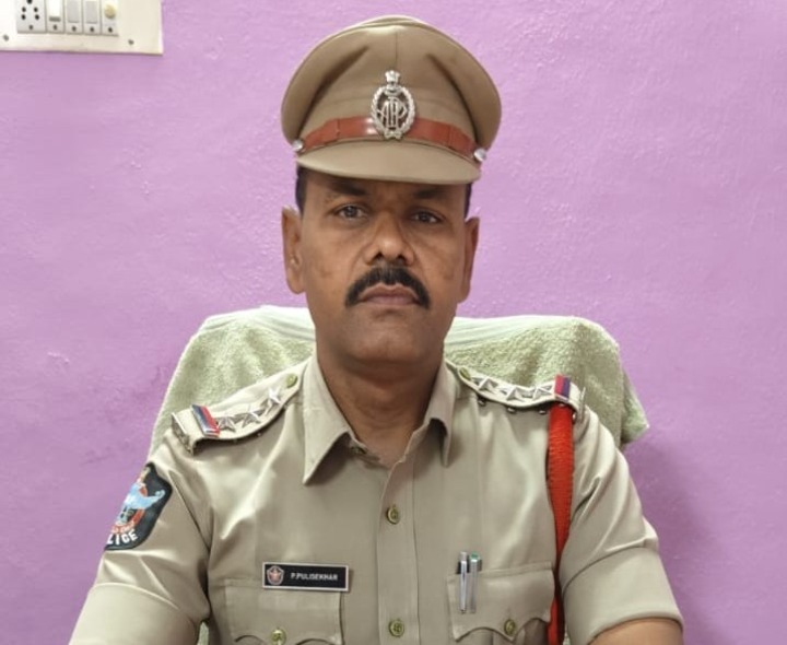 అపరిచితుల పట్ల అప్రమత్తంగా ఉండాలి: సీఐ