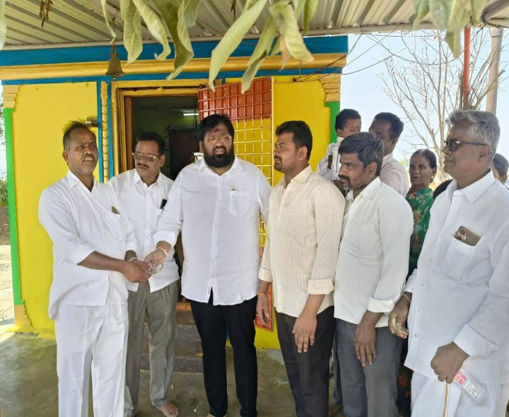 ఎల్లమ్మ ఆలయ నిర్మాణానికి విరాళం అందజేత