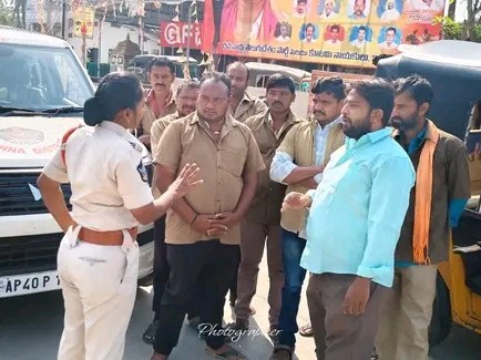 ఆటో డ్రైవర్లకు అవగాహన కల్పించిన ఎస్సై