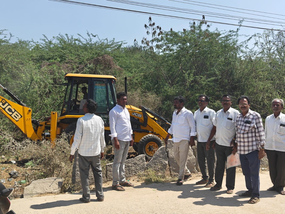 ప్రమాదకరంగా ఉన్న కంపచెట్ల తొలగింపు
