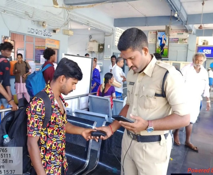 ఆర్టీసీ బస్టాండ్లు, బస్సులలో ప్రయాణికులకు అవగాహన