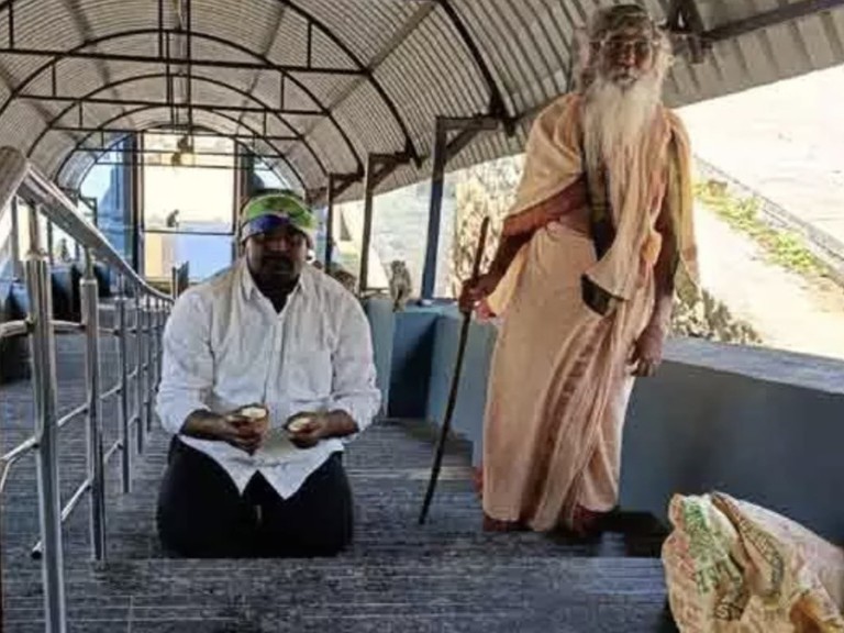 జగన్ సీఎం కావాలంటూ మోకాళ్లపై నడుస్తున్న యువకుడు