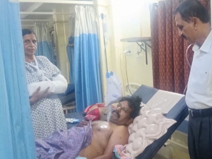 బత్తుల సోమయ్యను పరామర్శించిన ఆకుల గాంధీ