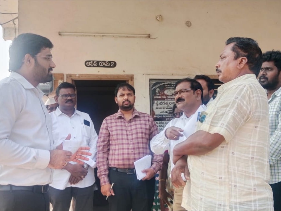 ఉండిలో పర్యటించిన జేసీ