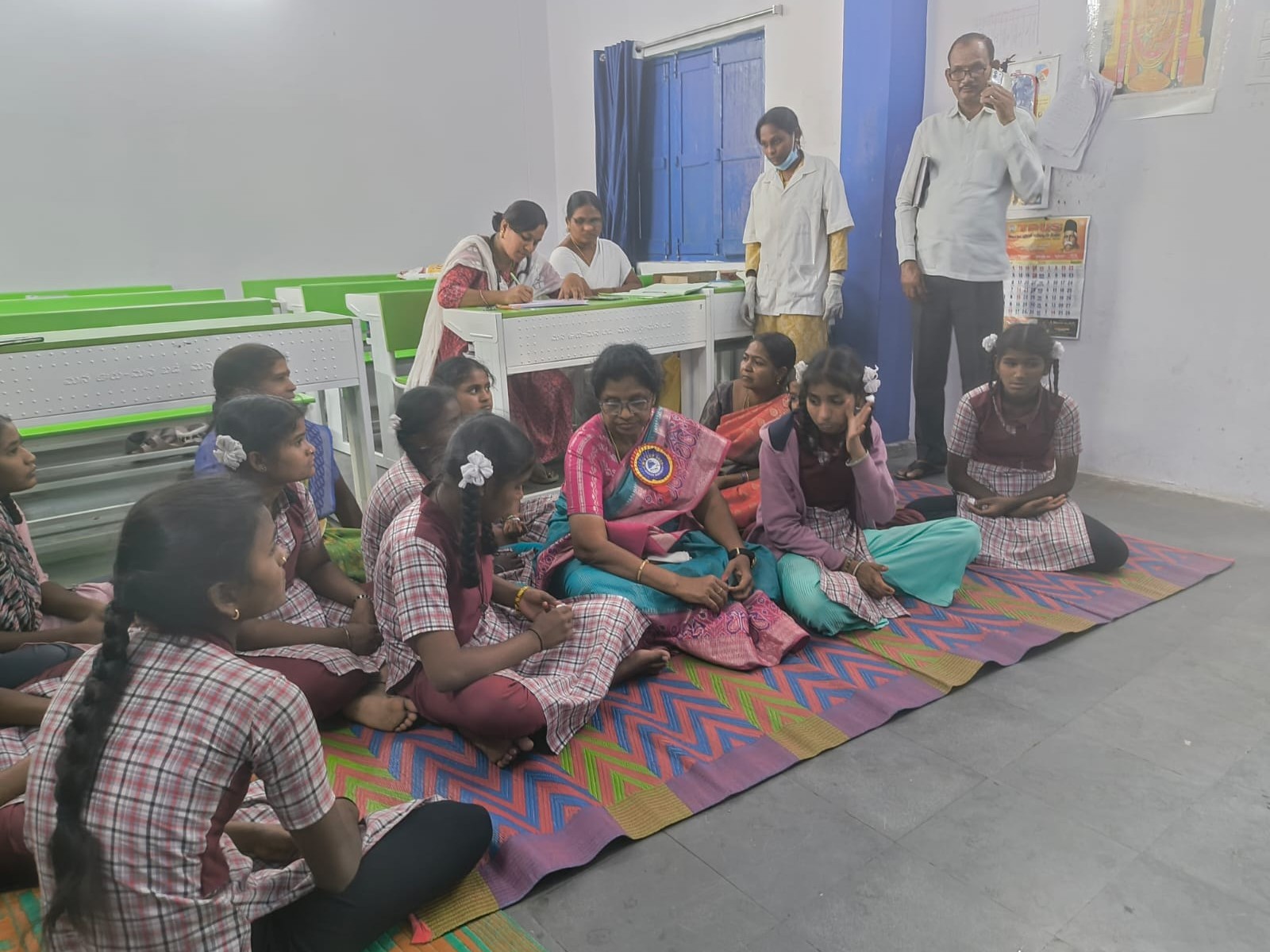 రేగోడ్‌ KGBVని సందర్శించిన డీఈవో