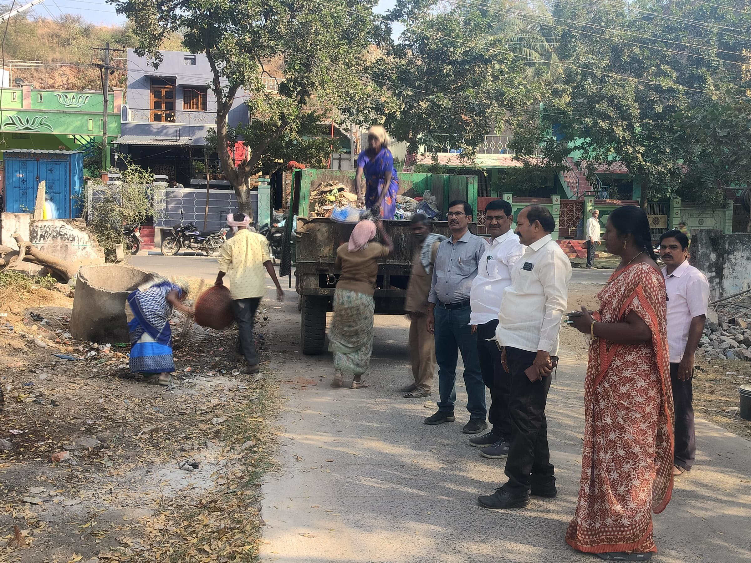 కంభంలో పరిశుభ్రత పనుల పరిశీలన