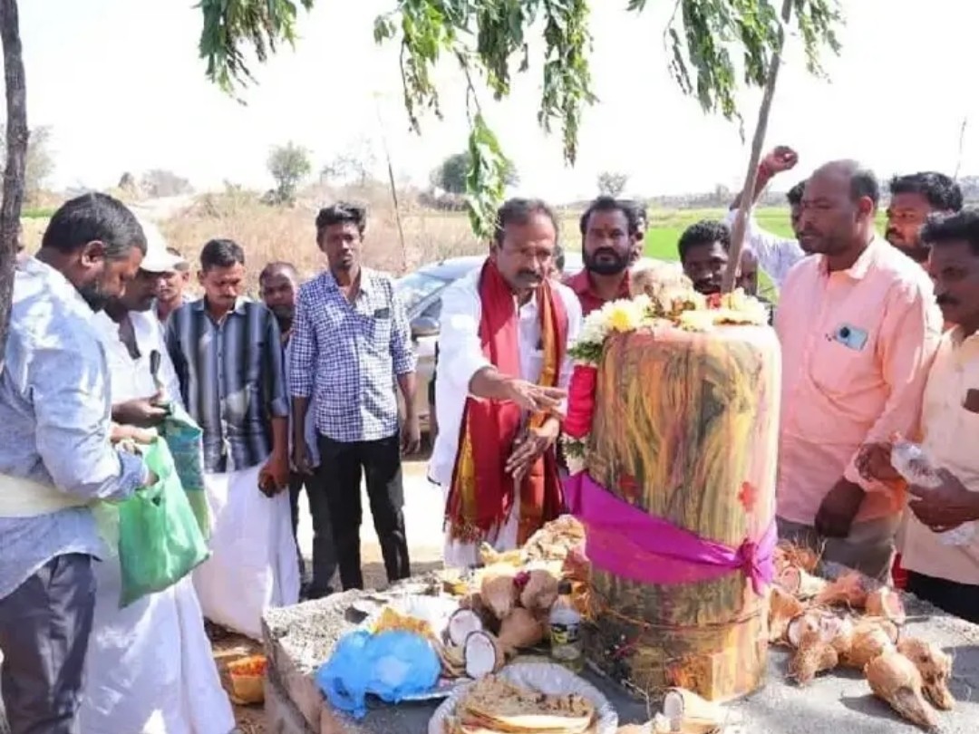 బొడ్రాయి ప్రతిష్టలో పాల్గొన్న మాజీ ఎమ్మెల్యే
