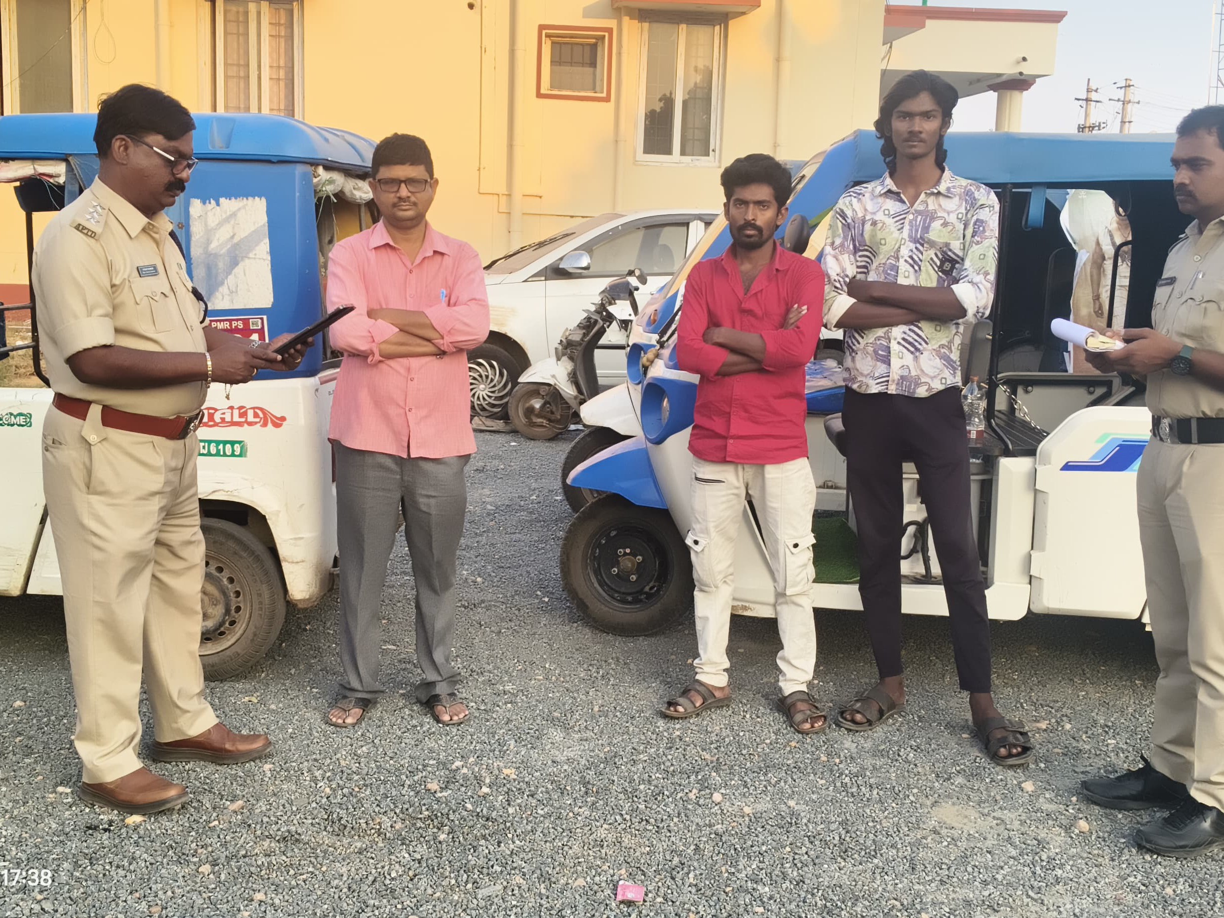 ఎంవీఐ తనిఖీలు.. ఐదు ఈ-ఆటోలు సీజ్