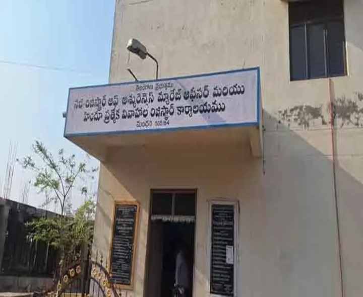 ఏసీబీకి చిక్కిన రిజిస్ట్రార్