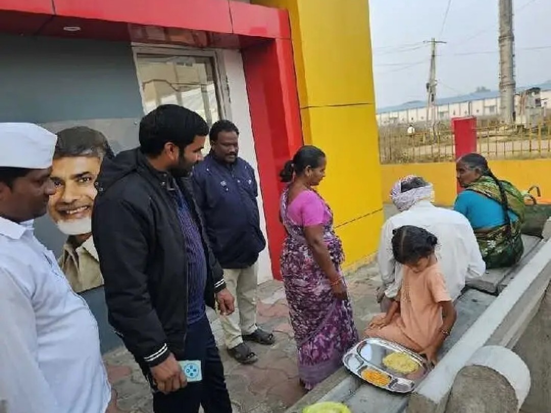 అన్న క్యాంటీన్‌ను తనిఖీ చేసిన మున్సిపల్ కమిషనర్