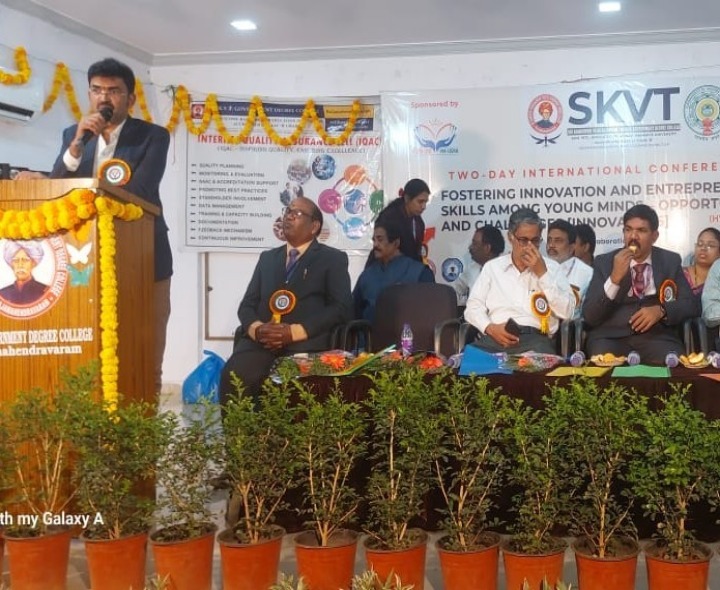 ‘ఉద్యోగాలను సృష్టించే దిశగా యువత ముందుకు రావాలి’