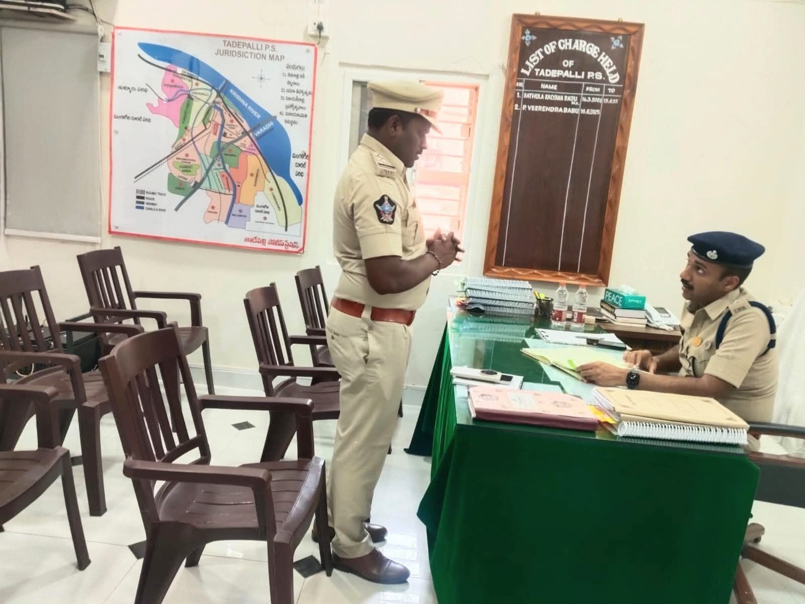 పోలీస్ స్టేషన్‌ను తనిఖీ చేసిన ఎస్పీ