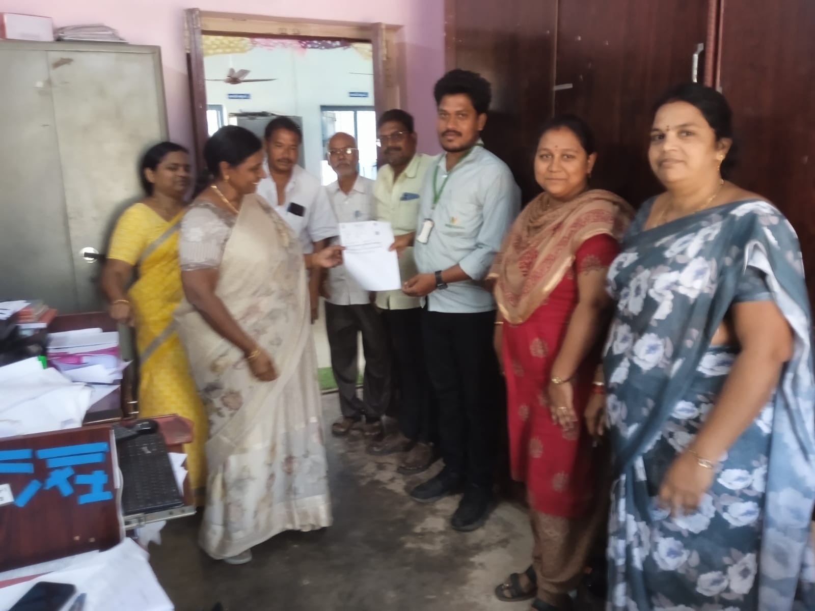 పన్నుల వసూళ్ల ప్రక్రియను పరిశీలించిన డివిజన్ అధికారి