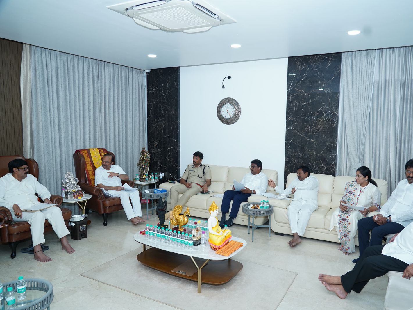 మంత్రి ఆనంతో భేటీ అయిన ఒంగోలు ఎమ్మెల్యే