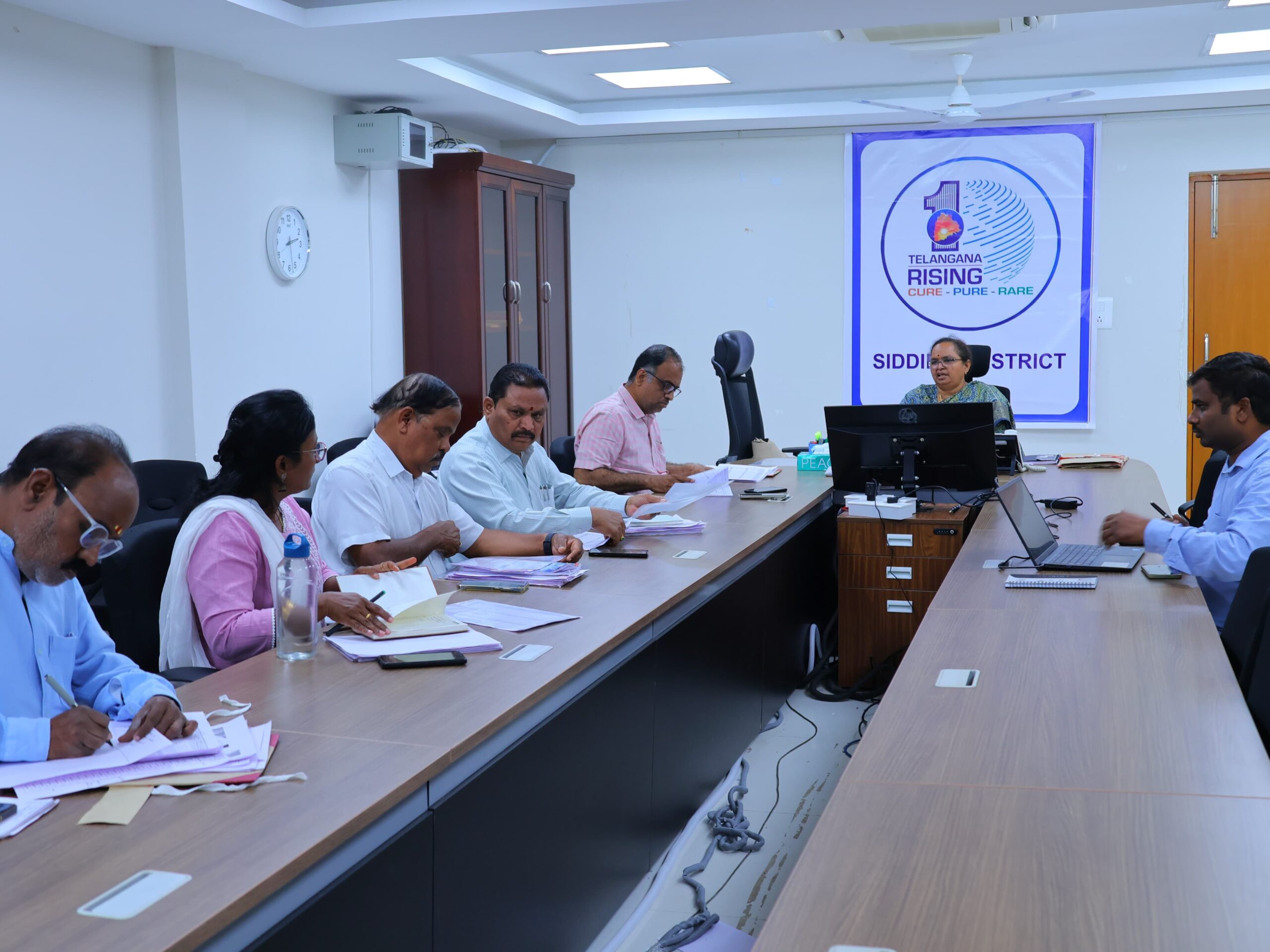 ఇందిరమ్మ ఇళ్ల గ్రౌండింగ్‌పై కలెక్టర్ సమీక్ష