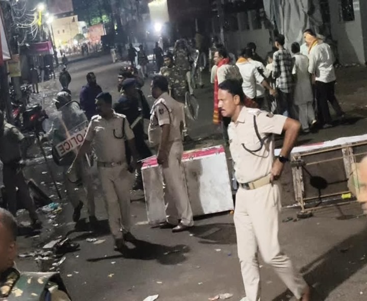 రాళ్లతో దాడి చేసుకున్న రెండు వర్గాలు