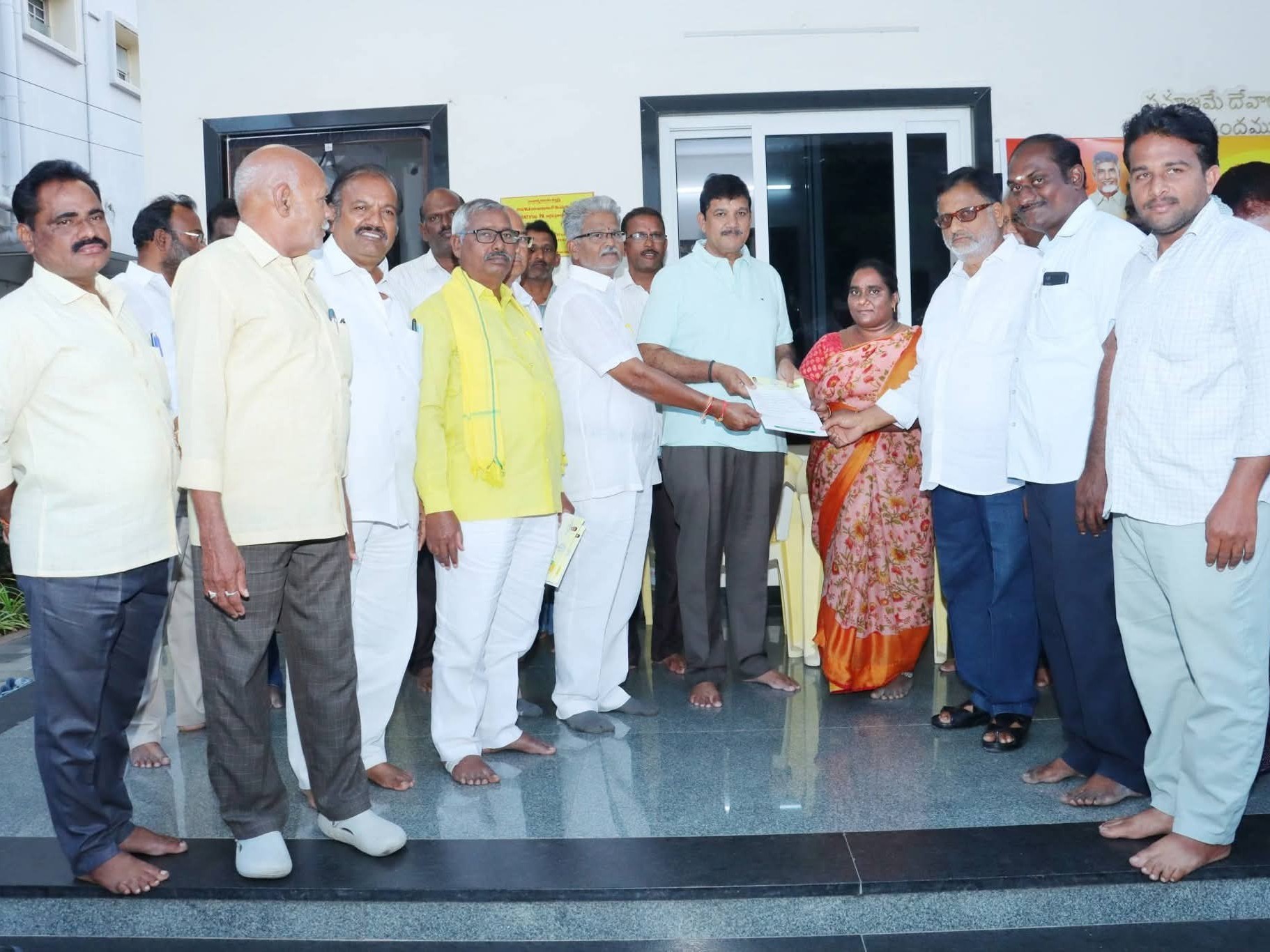 చేబ్రోలులో ఎక్స్‌గ్రేషియా చెక్కులు అందజేసిన ఎమ్మెల్యే