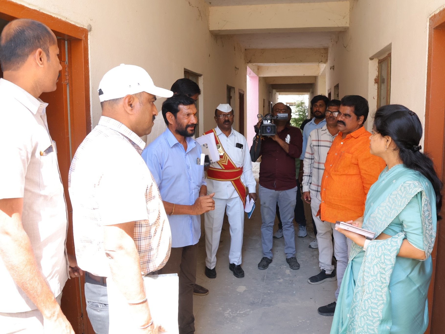 ‘డబుల్ బెడ్‌రూమ్ ఇళ్లలో మౌలిక వసతులు కల్పించాలి’