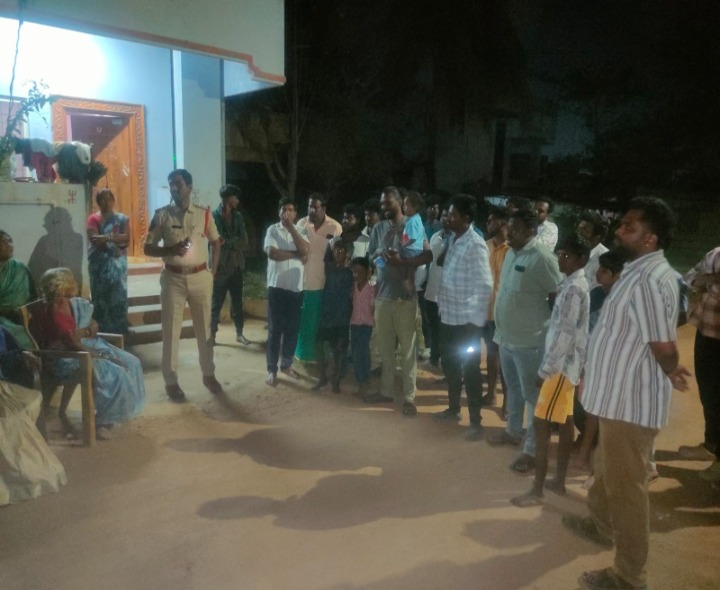 పోలీసుల పల్లెనిద్ర కార్యక్రమం