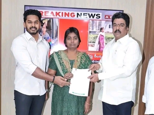 కార్యకర్త కుటుంబానికి ఆర్థిక సాయం అందజేసిన ఎమ్మెల్యే