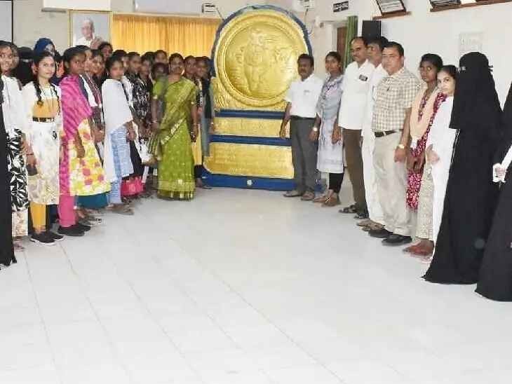 బ్రౌన్ గ్రంథాలయాన్ని సందర్శించిన విద్యార్థులు