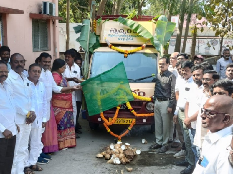 స్వచ్ఛ రథానికి జెండా ఊపి ప్రారంభించిన ఎమ్మెల్యే