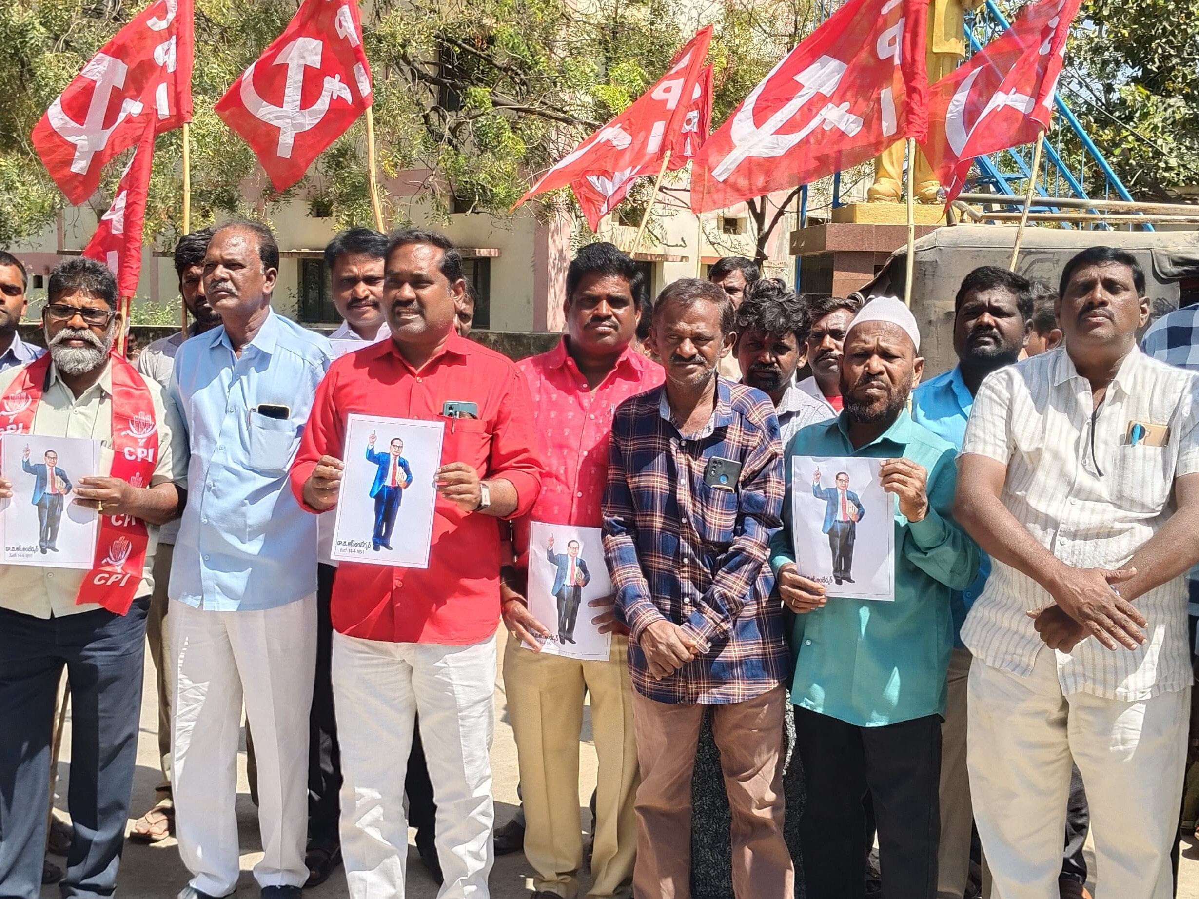 డోన్ పట్టణంలో సీపీఐ నాయకులు నిరసన