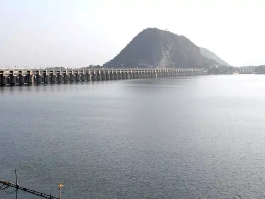 ప్రకాశం బ్యారేజీ నుంచి కృష్ణా డెల్టా కాలువలకు నీటి విడుదల