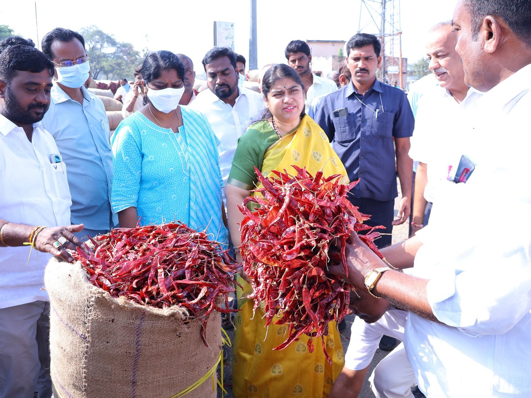 ఏనుమాముల మార్కెట్ యార్డ్‌ను సందర్శించిన కలెక్టర్