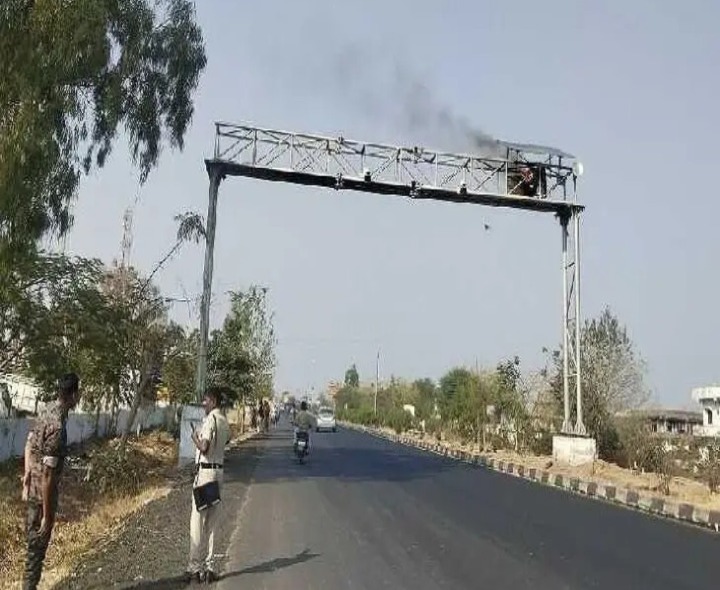 నేరడిగొండ హైవేపై సోలార్ బ్యాటరీలో మంటలు