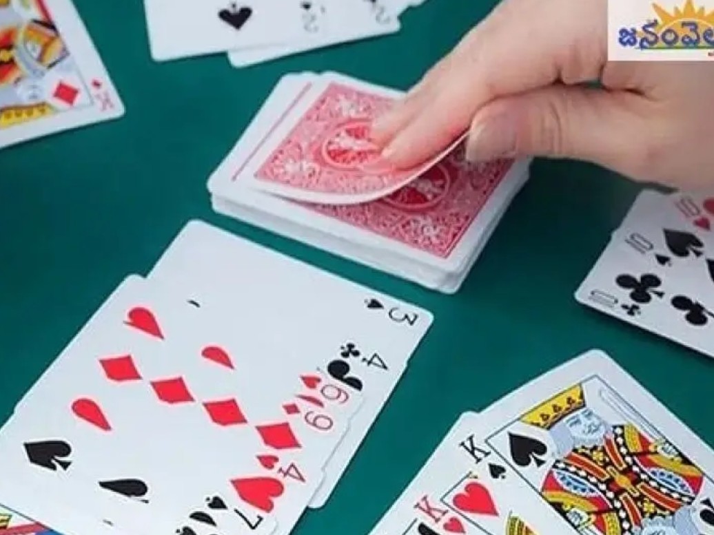 పేకాట స్థావరాలపై పోలీసుల దాడులు